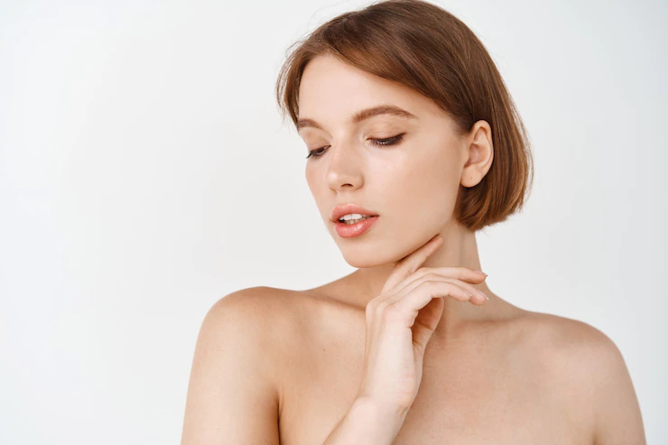 บ๊อบสั้นแสกข้างปลายตรงทรงผมประบ่า