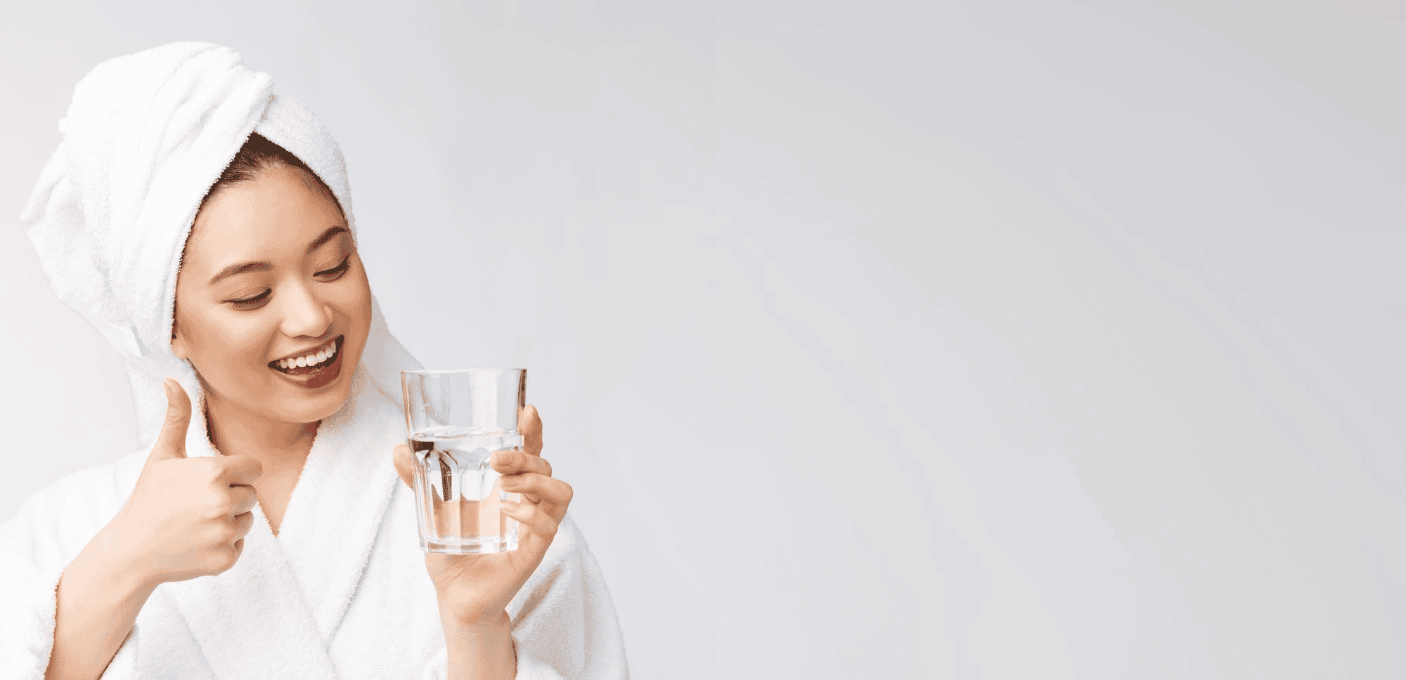 ดื่มน้ำให้เพียงพอเพื่อช่วยแก้ปัญหาหน้ามัน